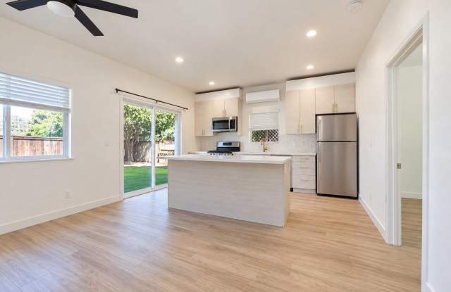 Private turfed yard! Gallery 1
