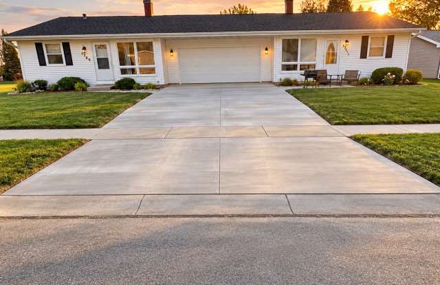5709 Dahlia Boulevard Gallery 1