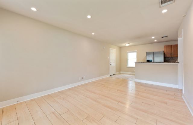 Well maintained, updated Crestview home, 3 blocks to MetroRail - 1106 West Saint Johns Avenue, Austin, TX 78757