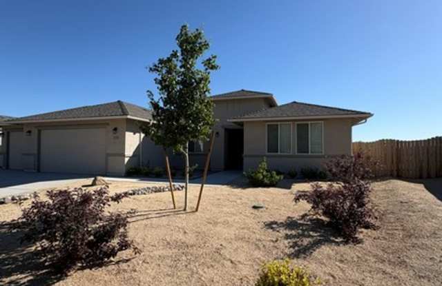 <B>Spacious Four Bedroom off the Golf Course in Fernley<br><br> photos photos