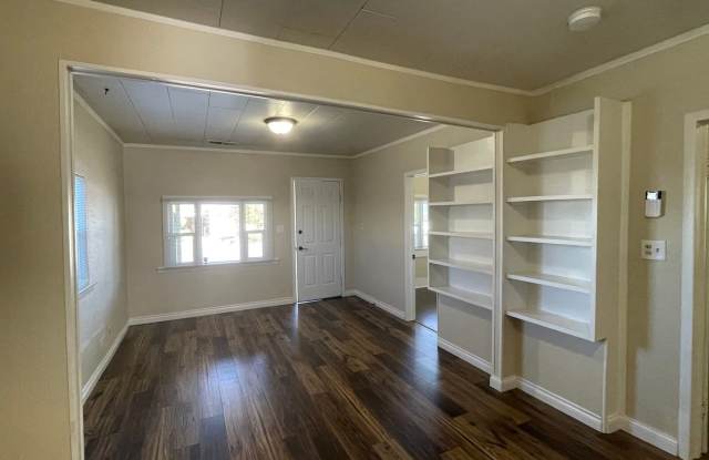 Charming 2 Bedroom 1 Bath Home with Lots Character Gallery 3