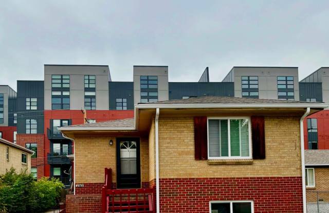 Beautiful Apartment Steps from the University of Denver Campus!! Gallery 1