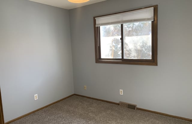 3227 Halglo Pl - 3227 Halglo Place, Robbinsdale, MN 55422