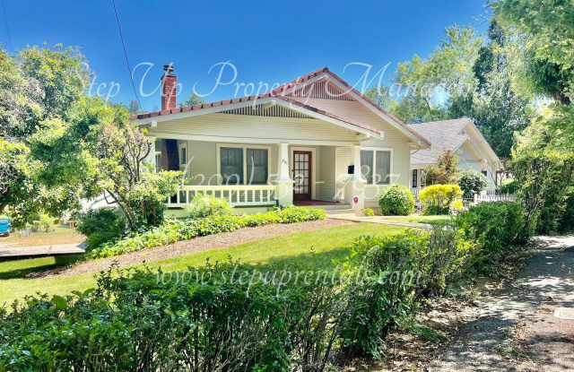 Beautiful 1920's 3 Bed 1 Bath Home Within Walking Distance to Downtown Sonora! - 231 Lyons Street, Sonora, CA 95370