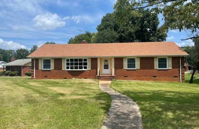 This charming 3-bedroom, 1 1/2 -bath home in Dalebrook (Charlotte, NC) Gallery 1