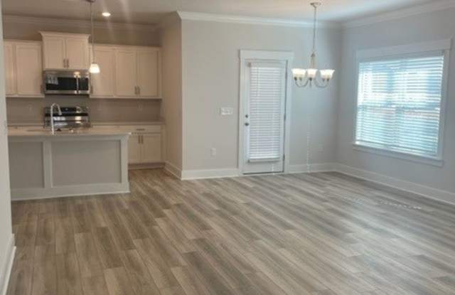 4 Bedroom/2 Bathroom Minutes from Local Beach! Gallery 4