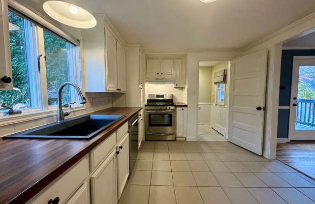 Portland 3BD/1.5BA House in North Deering! Full Basement  In-Unit W/D! Available Now!! HOLIDAY SEASON MOVE-IN DISCOUNT!!! - 18 Jackson Street, Portland, ME 04103