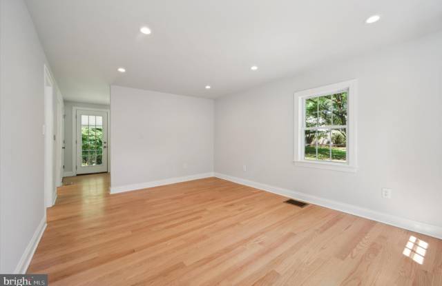 404 4TH AVENUE Gallery 3