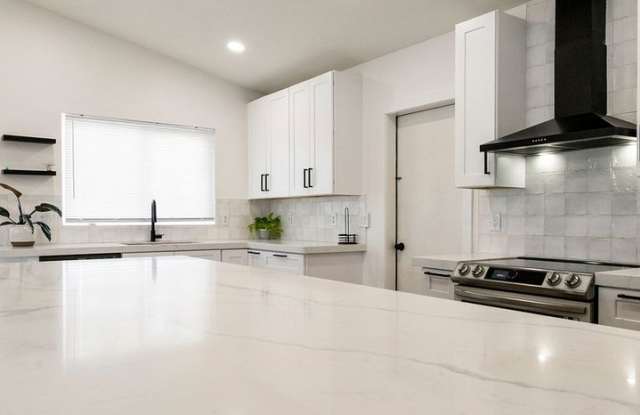 Modern Pool House in Gilbert Gallery 3