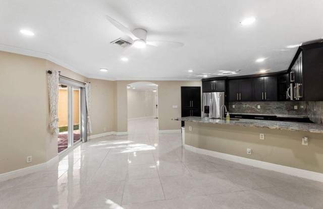 6384 Adriatic Way, West Palm Beach, FL 33413 Gallery 3