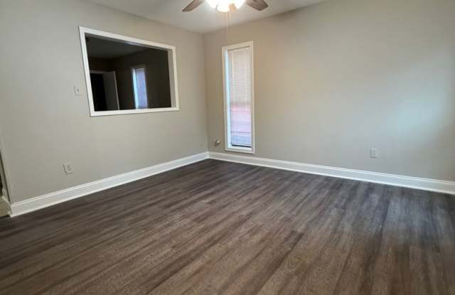 $500 DEPOSIT SPECIAL!! NEWLEY UPDATED HOME! AVAILABLE NOW! Gallery 3