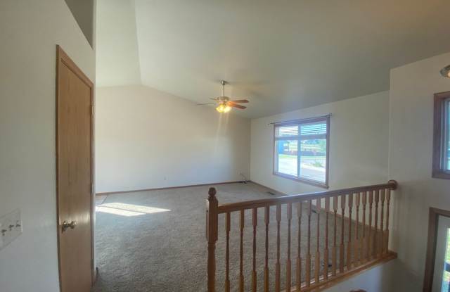 3 BED | 2 BATH | SPLIT FOYER | BLACK HAWK Gallery 4