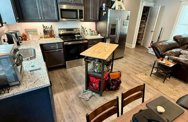 Three Bedroom Near Downtown Available for Pre-Lease! Gallery 4