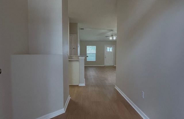 Beautiful and Well Maintained HOA Community Gallery 4