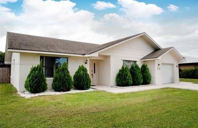 722 SE Thanksgiving Ave photos photos