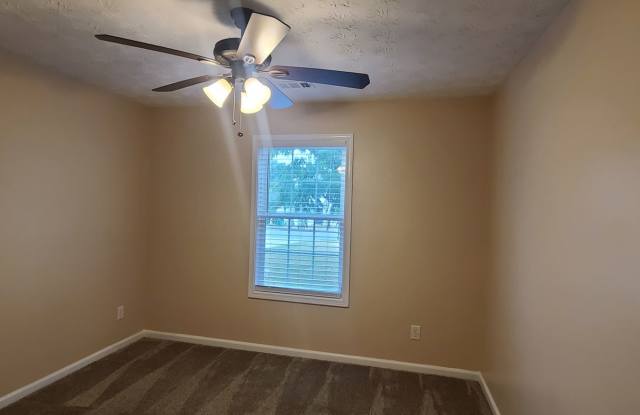 Available now 3 bed/2bath ranch Fenced in Back Yard!! photos photos