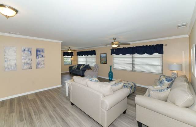 Furnished, Spacious and Stunning 2BR/2BA Short Term Rental Gallery 4