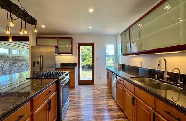 Upgraded, Charming House in La Mesa 2Bd/1Ba, Attached Garage, Large Backyard Gallery 4