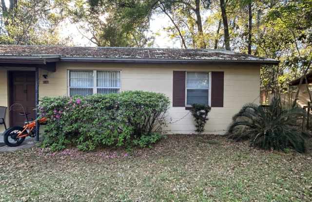 Charming 2/1 NW Gainesville with large yard photos photos