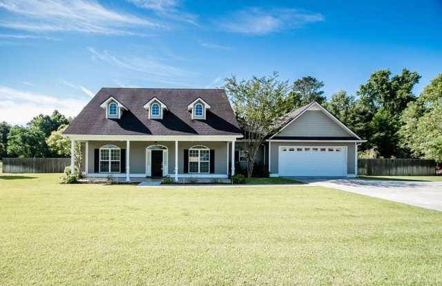 Spacious 4-Bedroom Home with Modern Amenities on Expansive Lot in Valdosta, GA photos photos