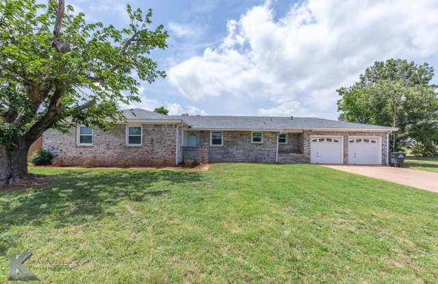 4 BED, 2 BATH, 2 CAR GARAGE! photos photos