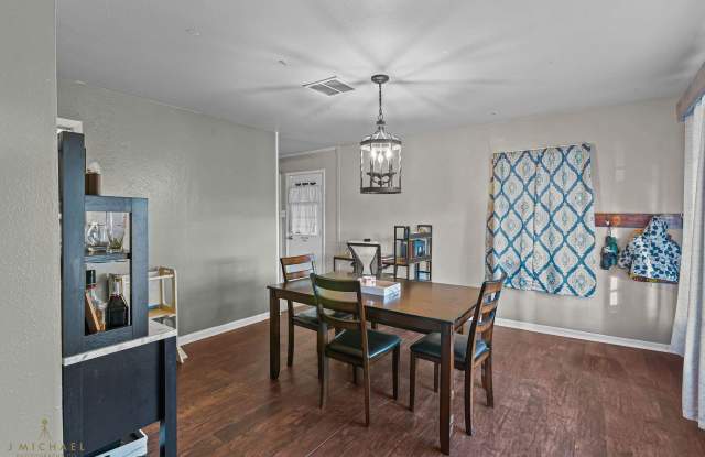 Large Den with Fireplace... Gallery 4