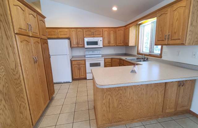 5 Bedroom, 3 Bath - Triple Garage - Fenced yard Home photos photos