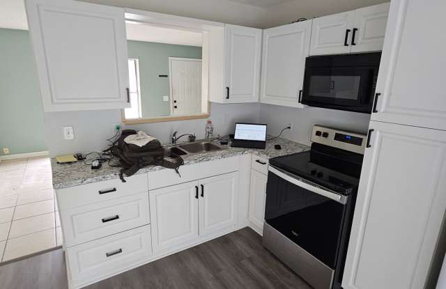 2/2 Bath Half Duplex with Single Car detached garage. Gallery 4