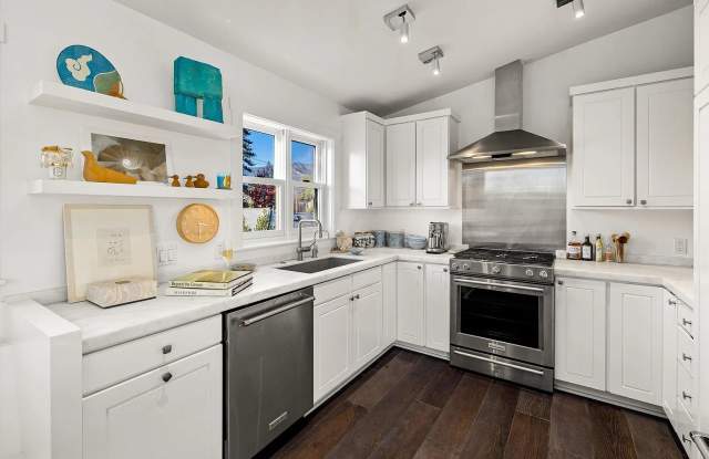 1227 De La Vina St Apt C Gallery 2