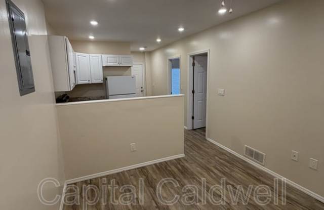 1047 1/2 11th Avenue N Gallery 4