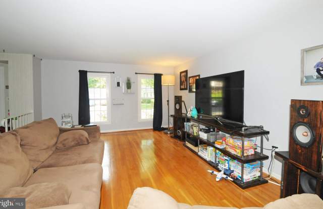 1712 HICKS DRIVE Gallery 3