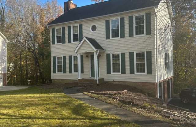 Gorgeous and very roomy 2-story home featuring 3 bedrooms and 3.5 baths - 1613 Round Hill Circle, Forsyth County, NC 27284