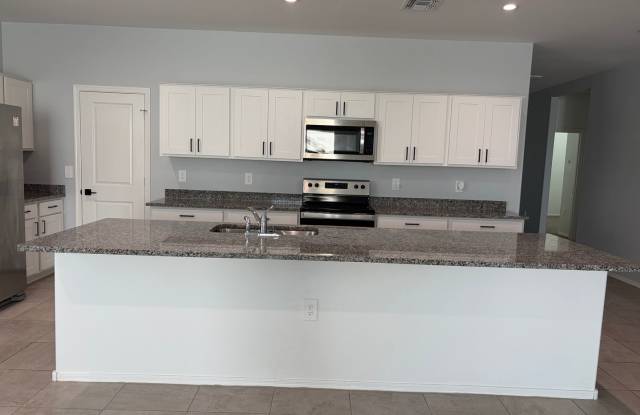 Move in by 10/15/2026- MOVE IN SPECIAL: 2 WEEKES OFF Rent  San Alvarez  m Gallery 4