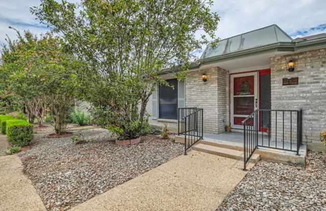 Charming 2BR/2 Bath Garden Home Great Location in San Antonio Gallery 3