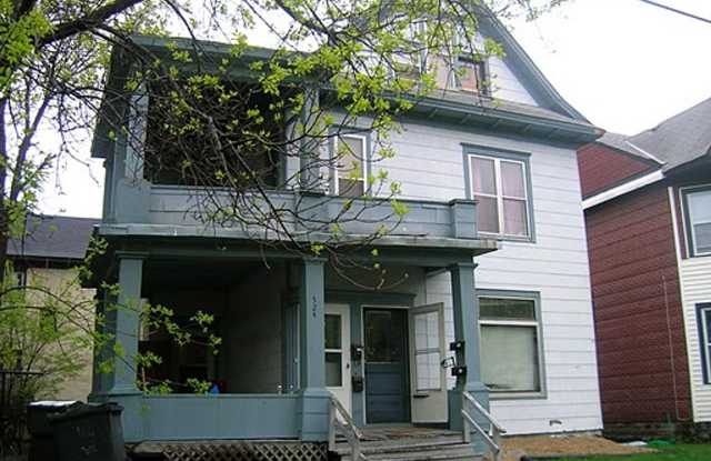 Spacious 6-Bedroom, 2-Bath Rental – 524 8th Ave SE #2 Gallery 1