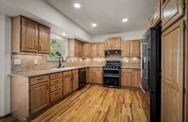 FALL MOVE IN SPECIAL!! Gallery 4