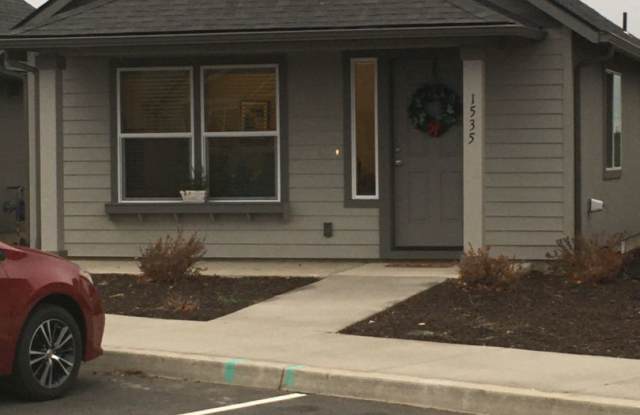 Newer 2 Bedroom / 1 Bathroom in SW Redmond - PENDING APPLICATION - 1535 Southwest 36th Loop, Redmond, OR 97756
