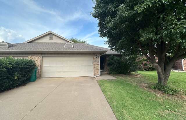 Charming 3 Bedroom 2 Bathroom Duplex in Yukon photos photos