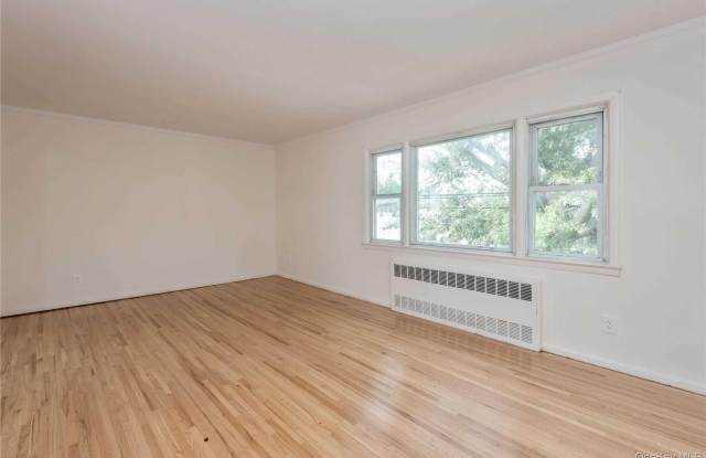 176 Nassau Boulevard Gallery 4