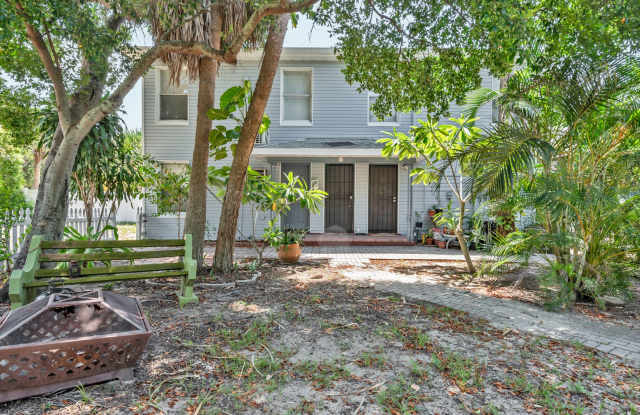 1/1 Second Floor Apartment in Downtown Tarpon Springs! - 47 West Tarpon Avenue, Tarpon Springs, FL 34689