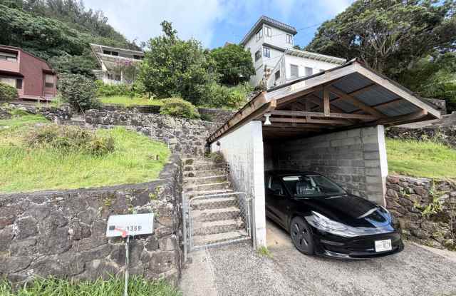 Large 5 Bedroom + Den Single-Family Home in Desirable Manoa photos photos