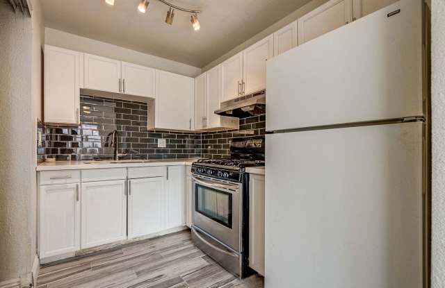 Charming Single-Level Townhome with Modern Flooring & Update Bathroom & Kitchen photos photos