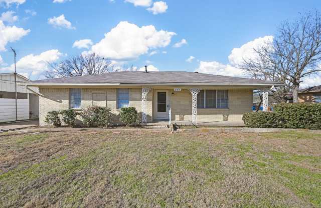 QUAINT 3 Bedroom, 2 bathroom House w Fireplace!! photos photos