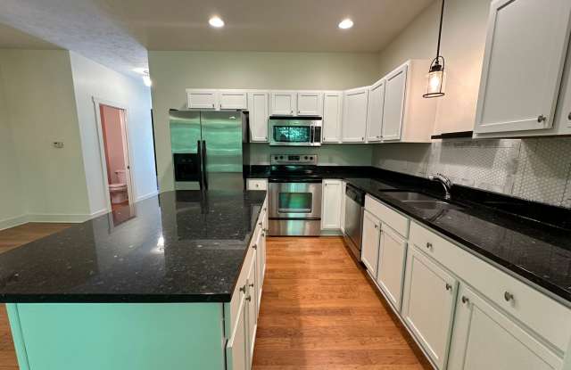 Beautiful 2 Bedroom Townhouse! Gallery 2