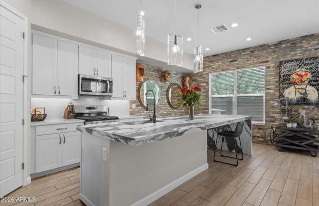 5041 E WOODRIDGE Drive Gallery 2