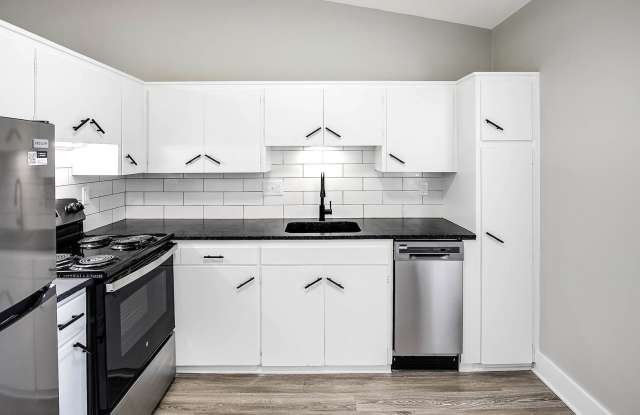 Top-Floor 2-Bedroom Apartment with Vaulted Ceilings! Gallery 4