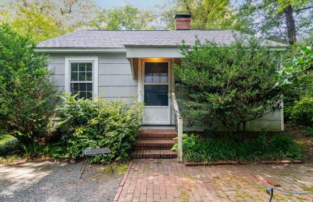 **APPLICATION PENDING** Adorable 2 bedroom, 1 bath cottage in Chapel Hill! AVAILABLE EARLY JUNE!!!! - 803 Woodland Avenue, Chapel Hill, NC 27516