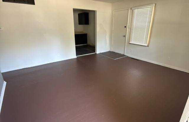 3 bed 1 Bath Huge backyard Gallery 3