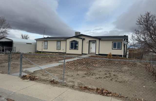 3 bedroom 2.5 bath home with fenced yard and garage - 1724 Stoneridge Drive, Elko, NV 89801