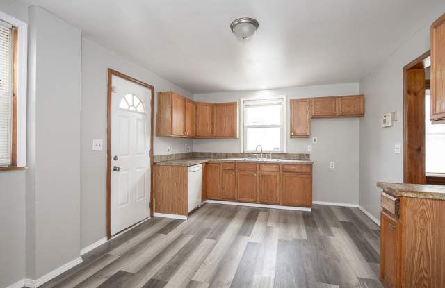 3 Bedroom/1 bath Single House!! Gallery 3